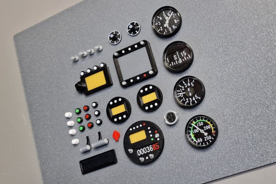 Cockpitausbau + fertige Cockpits