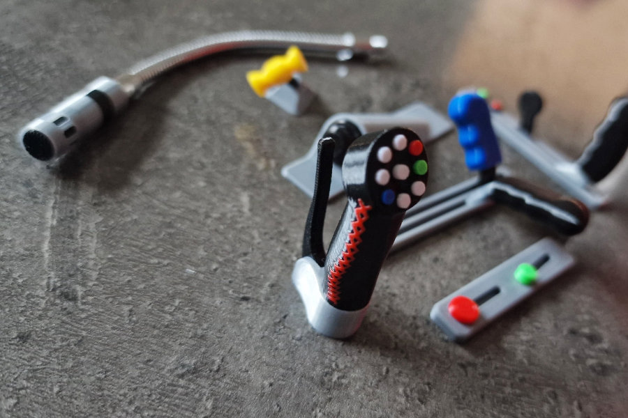 Cockpitausbau + fertige Cockpits