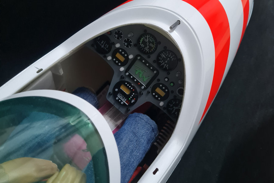 Cockpitausbau + fertige Cockpits